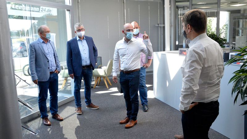 Die Jury des Digital Automotive Awards besuchte die Zentrale des Unternehmens und ließ sich das Shop-Konzept im Detail erläutern. (Bild: Wehner/»kfz-betrieb«)
