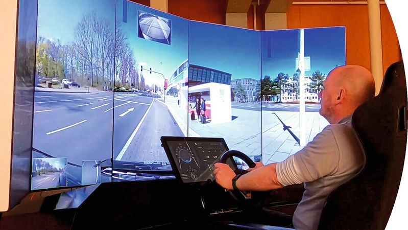 Das ferngesteuerte Fahren scheint aussichtsreicher als das autonome Fahren. Ein sogenannter Teleoperator sitzt in einem Büro vor Bildschirmen, einem Lenkrad und der Pedalerie.(Bild:  Mira)