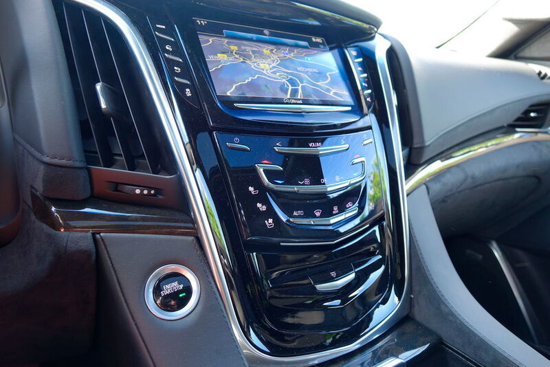 Im Verhältnis zur Größe des SUVs wirkt der Infotainmentbildschirm fast schon mikrig. (»Automobil Industrie«/Jens Scheiner)