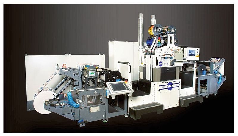 Entwicklungsleistung: Helbling konzipiert und verwirklicht zusammen mit ihren Kunden hochdynamische und komplexe Anlagen, wie diese Flachprägemaschine für die Firma Gietz. (Gietz AG)