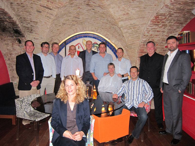 Hinter einer starken Frau stehen erfolgreiche Männer: das Seagate Team (Bild: IT-BUSINESS)