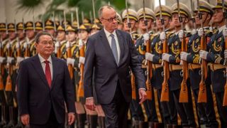 Mit militärischen Ehren ist Bundeskanzler Friedrich Merz in China begrüßt worden. Er will sich dafür einsetzen, dass Deutschlands und Chinas Wirtschaft gegenseitig profitieren. Das ist auch nötig, denn Wirtschaftsexperten befürchten, dass Deutschlands Exporte noch mehr einbrechen ... (Bild: dpa / M Kappeler)