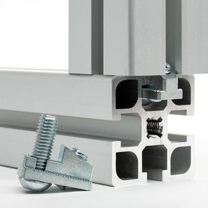 Das MiniTec-Profilsystem ist die Basis für die Arbeitsplätze. Der Profilverbinder kommt ohne Bohren aus. Änderungen und Erweiterungen sind so jederzeit möglich.(Bild:  MiniTec)