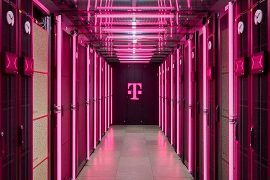 Kaltgang eines Ports im Rechenzentrum, das vollständig aus erneuerbaren Energien betrieben wird und auf höchste Energieeffienz ausgelegt ist. Der PUE beträgt derzeit max. 1,2, ein PUE von 1,09 sei realistisch zu erreichen.(Bild:  Deutsche Telekom AG / Cindy Albrecht / Robert Dieth)