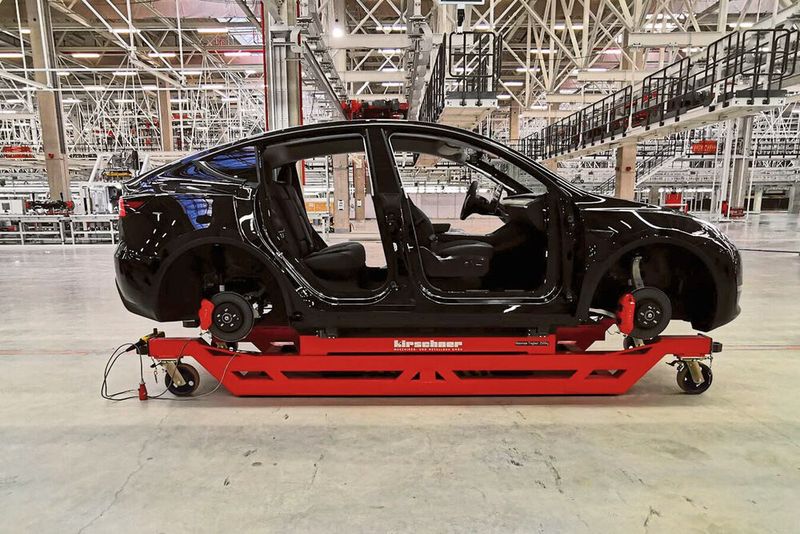 Kaum zu übersehen: Der Förderschlitten in der Teslafabrik stammt von Kirschner, einem der sogenannten Hidden Gems.  (Bild: Otto)