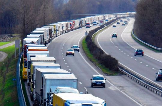 Aus so einer Lkw-Schlange könnte jeder vierte Brummi verschwinden, wenn man auf nachhaltige Verpackungen setzt, die auch noch Platz sparen. Der Badmöbelhersteller Pelipal hat solche zusammen mit Experten von Smurfit Kappa entwickelt. Lesen Sie, wie das funktioniert. Aus so einer Lkw-Schlange könnte jeder vierte Brummi verschwinden, wenn man auf nachhaltige Verpackungen setzt, die auch noch Platz sparen. Der Badmöbelhersteller Pelipal hat solche zusammen mit Experten von Smurfit Kappa entwickelt. Lesen Sie, wie das funktioniert.