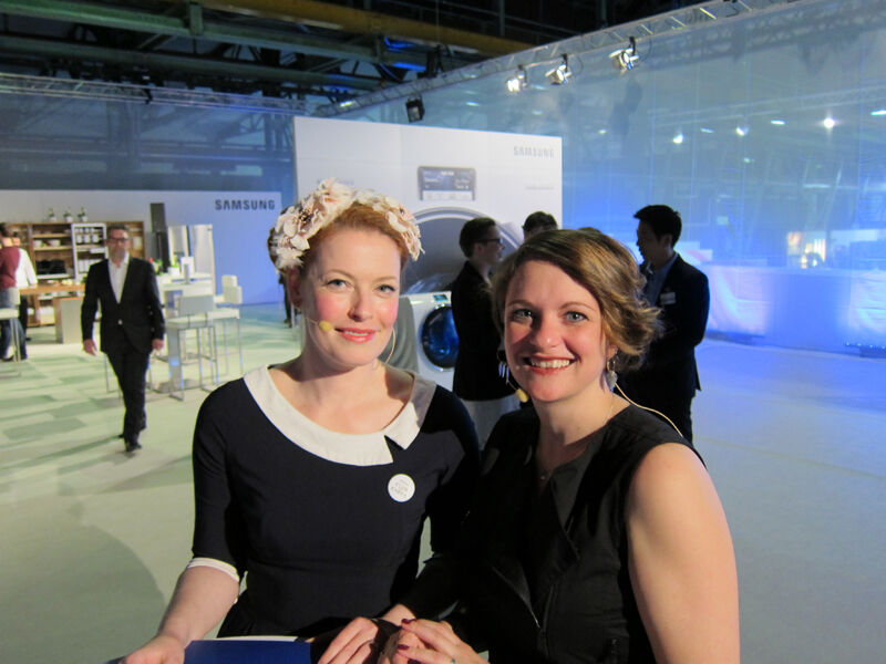 Diana Diefenbach, Samsung, mit der Moderatorin Eenie van de Meiklokjes (l.) ()