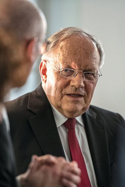 L'ancien Conseiller fédéral Johann Schneider-Ammann en discussion avec Pierre-Yves Kohler lors de la séance de rattrapage à Moutier. (Pascal Crelier)
