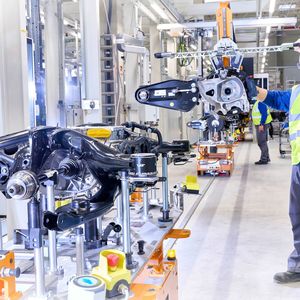 Achsmontage für den ID Buzz in Barsinghausen.(Bild:  Volkswagen)