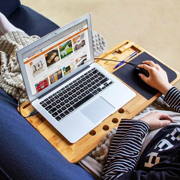 Wenn schon Homeoffice, warum nicht auch gemütlich?! Monsterzeug bietet diesen 2-in-1-Laptoptisch mit Mauspad für 34,95 Euro an. (Monsterzeug.de)