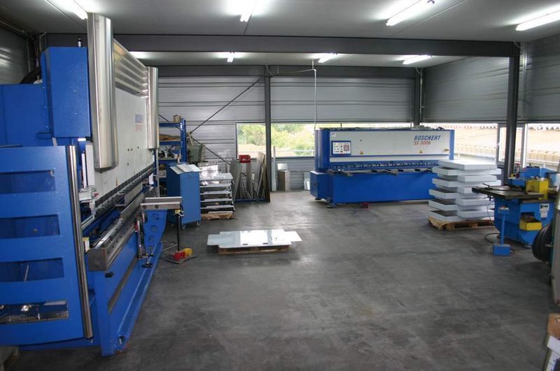 Edelstahl-Blechbearbeitungszentrum der Firma Engesser mit den Boschert-Maschinen CNC-Abkantpresse (links), Blechschere (Hintergrund Mitte) und Ausklinkmaschine (rechts). Bild: Grundler (Archiv: Vogel Business Media)