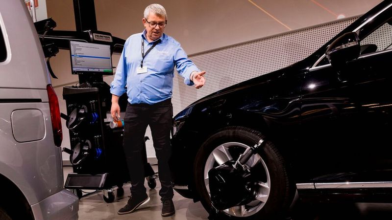 Martin Skupin, Gebietsverkaufsleiter bei Hunter Deutschland, sieht in der „Achsvermessung den Ölwechsel von morgen, wie er in der Live-Werkstatt erklärte. (Bild: Stefan Bausewein)