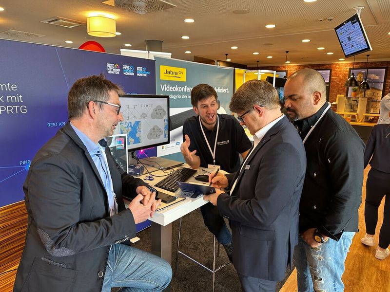 Wer schreibt, der bleibt, Jens Groenewold (MR Datentechnik) mit David Holliday (IT-BUSINESS) und Bernhard Schäff (l.) und Birk Guttmann (Paessler). (Bild: Vogel IT-Medien GmbH)