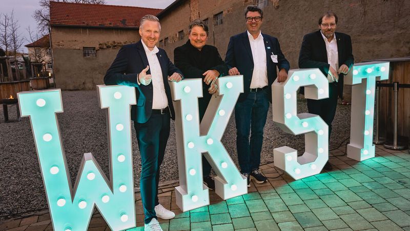 Am Eingang zur Abendveranstaltung im Gut Wöllried nahe Würzburg: sichtbar gut gelaunte Teilnehmer, Aussteller und Sponsoren. (Bild: Stefan Bausewein)