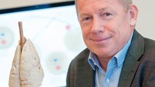 Prof. Paul Dietl hat mit seinem Team die Wirkweise eines schleimlösenden Medikaments untersucht. (Bild: Universität Ulm)