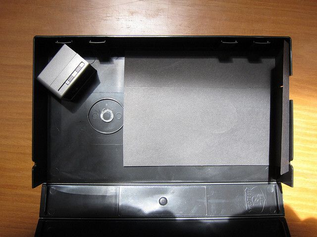 Check that your camera will align with the slit, and attach the black card (Bild: PLOTS/CC BY 2.0)
