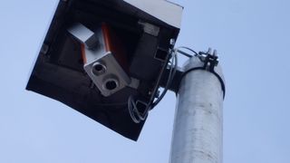 Das Pyrosmart-System ist auf einem 35 m hohen Mast im Top-Down Wetterschutzgehäuse installiert. Damit ist eine optimale Sicht auf die Detektionsfläche gewährleistet. (Bild: Orglmeister)