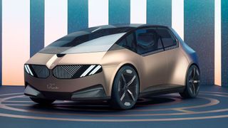 Die Karosserie des „i-Vision-Circular“ kann vollständig recycelt werden: Chrom, Doppelrahmen, Stege, Zierleisten und Dekors wurden weggelassen, das BMW-Logo einfach ins Metall gelasert.  (Bild: BMW)