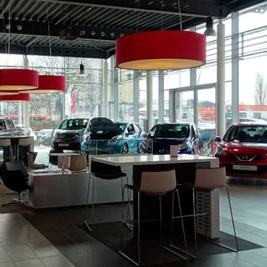 Beispielhaft: Nicht nur am Hauptsitz, sondern an allen fünf Nissan-Standorten hat die Autohausgruppe Günther die neue CI in kürzester Zeit umgesetzt.(Bild:  Autohaus Günther)