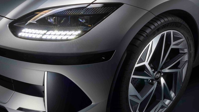Auch in den Frontscheinwerfern findet sich das Pixel-Thema wieder. (Bild: Hyundai)