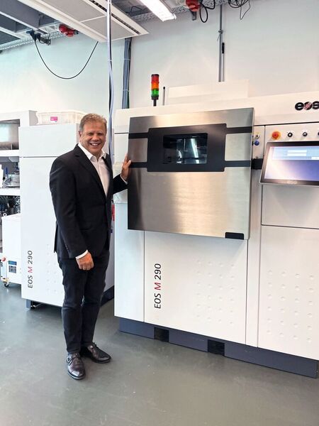 Michel Godel, Leiter Werkzeugmaschinen bei Urma, vor der EOS M 290, Allroundmaschine für 3D-Druck von Metallbauteilen. (Urma)