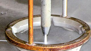 Bild 1: Wer sich für den Einsatz moderner Wasserstrahlschneidanlagen entscheidet, profitiert von vielen Vorteilen. Das Unternehmen Weiss hat sein ganzes Know-how jetzt in die Neuentwicklung einer Maschine investiert. (Bild: Weiss)