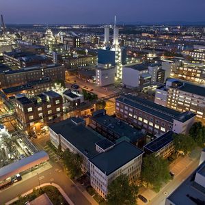 Platz 1: BASF, Deutschland Umsatz: 73,5 Mrd. EuroGewinn: 6,19 Mrd. EuroBeschäftigte: 111.141Standorte: weltweit in über 80 LändernHauptsitz: Luwdigshafen am Rhein, DeutschlandGeschäftsführung: Dr. Kurt Bock, CEOBranche: Chemische Industrie, Öl & GasProdukte: Chemikalien, Kunststoffe, Veredlungsprodukte, Pflanzenschutz & Ernährung, Biotechnologie & Gentechnik