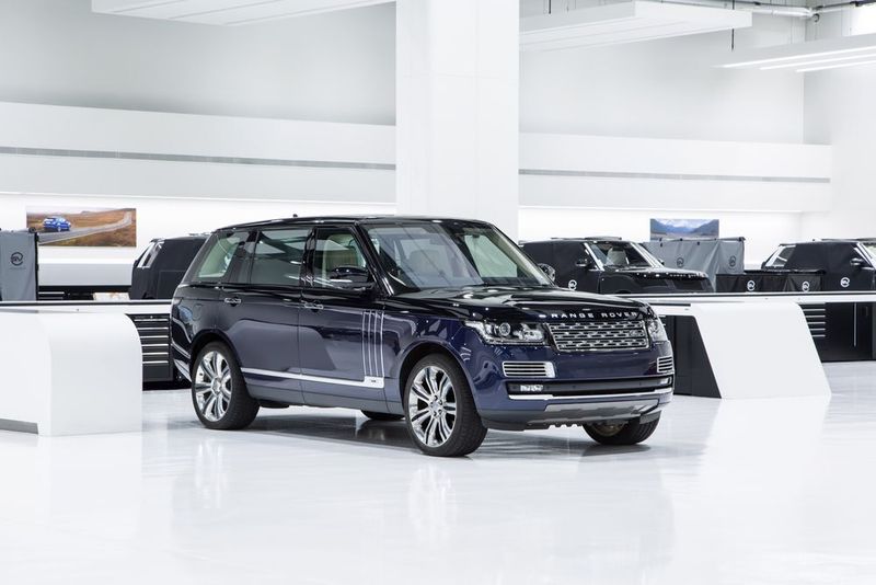 Zwar erinnert das kreisrunde SVO-Logo ein wenig an einen Computerspiele-Anbieter, doch geht es in den Werkstätten an der Oxford Road in Coventry keinesfalls um virtuelle Phantasien. (Jaguar Land Rover)