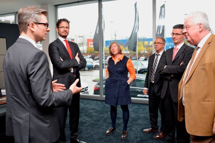 Centerleiter Benjamin Kaiser (li.) von der Lueg AG präsentierte der Jury den Standort. (Achter)