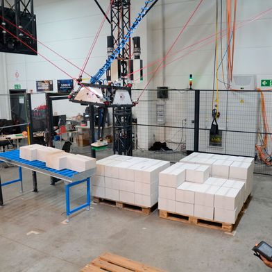 Für das Teachen eines Roboters ist es wichtig, sich im Raum zu bewegen und permanenten Blickkontakt zum Roboter zu haben. Mit einem kabelgebundenen Gerät wäre dies nahezu unmöglich. (Bild: Keba)