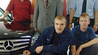 Neuer Mercedes für die Ausbildung in Ziegenhain: vorne die Lehrlinge Johannes Euler und Lars Merle. Dahinter Heinz Kern, Andreas Ströhler, Heinrich Ried, Hans-Jürgen Grögor und Rudolf Pöltl.  (Foto: Wolfgang Scholz)