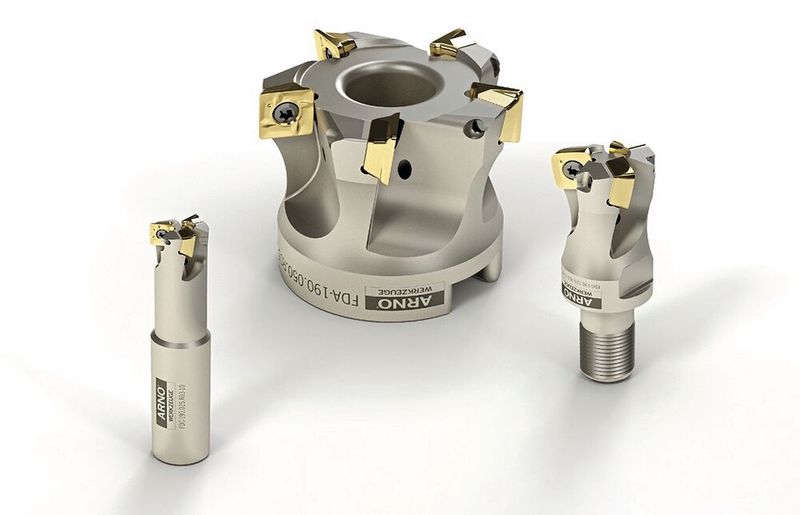 D/E Dass Eck- und HFC-Platten in einem Plattensitz montiert sind, ist einzigartig und patentiert. Die Wendeschneidplatten sind am gesamten Umfang präzisionsgeschliffen und poliert.  The fact that corner and HFC inserts are mounted in one insert seat is unique and patented. The entire circumference of the indexable inserts is precision-ground and polished. (Bild: Arno)