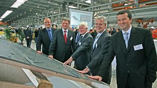 Nahmen die neue Warmbandtafelanlage bei der Salzgitter AG in Betrieb: (von rechts) Johannes Nonn (Geschäftsführung Salzgitter Flachstahl), Hans Fischer (Vorstand Stahl Salzgitter AG), Dr. Wolfgang Leese (Vorstandsvorsitzender Salzgitter AG), Ulrich Grethe (Geschäftsführung Salzgitter Flachstahl), Karsten Matthies (Betriebsdirektor Warmbandwalzwerk) Bild: Salzgitter AG (Archiv: Vogel Business Media)