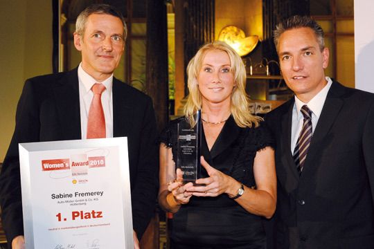 Torsten Repkewitz (li.),Sales Manager FWS Team Shell Deutschland Schmierstoff GmbH, und Wolfgang Michel, »kfz-betrieb«-Chefredakteur, gratulieren der Gewinnerin des Woman‘s Awards 2010, Sabine Fremerey. (Archiv: Vogel Business Media)