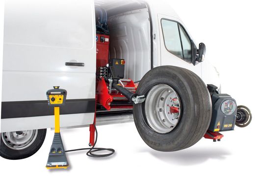 Die Kombination aus Kraftstation und Montier-/Wuchtmaschine passt problemlos in normale Kleintransporter(Bild:  Haweka Glauchau)