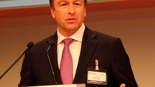 Oliver Zipse, Mitglied des Vorstands von BMW: „Insgesamt benötigen wir in der Smart Factory offene Schnittstellen, um eine ungestörte Kommunikation gewährleisten zu können.“ (Hofmann/MM LOGISTIK)