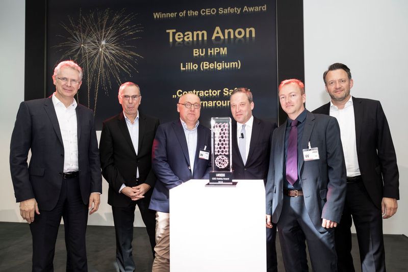 Freude über den ersten gewonnenen Laness CEO Safety Award: Stellvertretend für das Team aus Belgien nahmen Stefaan Verhelst (3. v. l.) und Bart Van den Driessche (2. v. r.) den Preis für die eigene innovative Sicherheitsidee vom Vorstandsvorsitzenden Matthias Zachert (Bildmitte) und den Vorstandsmitgliedern (v. l. n. r.) Rainier van Roessel, Hubert Fink und Michael Pontzen entgegen. (Lanxess)