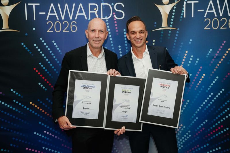 Google hat tüchtig Preise abgeräumt: dreimal Platin! Darüber freuen sich Mike Hart (l.) und Markus Klein sichtlich. (Bild:  Manuel Emme Fotografie)