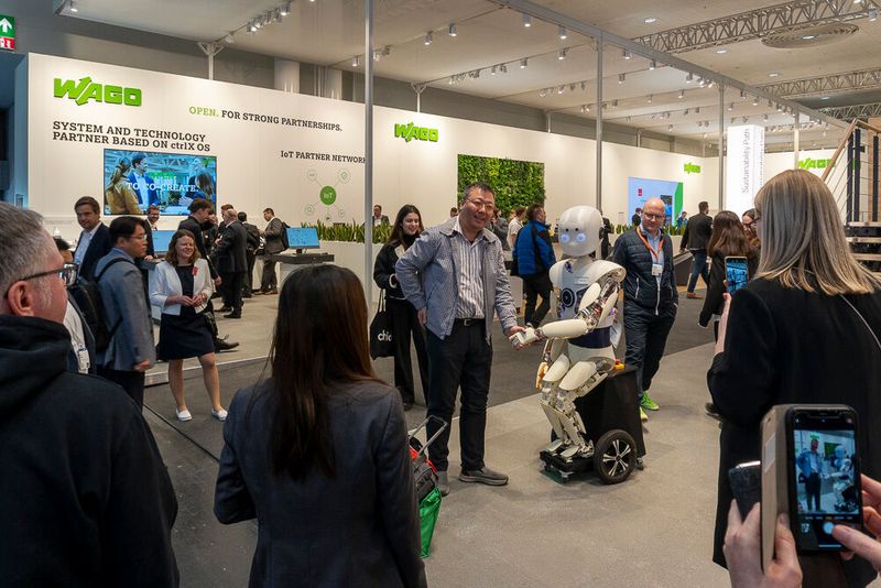 Neben einem Roboter, den man für einen guten Zweck umarmen oder auch einfach Hände schütteln konnte, gab es am Stand von Wago Verschiedenes für die Automatisierung zu sehen. Für das Projektengineering in der Gebäudeautomation konnte man sich zum Beispiel über den Solution Builder informieren, der mit seiner Schnittstelle zum Building Ecosystem von Wago Prozesse vereinfachen soll. (Bild: Vogel Communications Group)