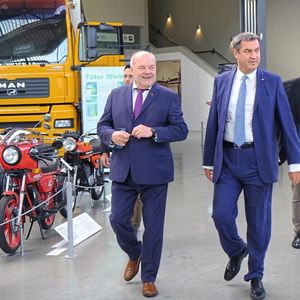 Rundgang durch das Museum: Albert Vetterl (l.) mit Ministerpräsident Markus Söder.(Bild:  Zietz – »kfz-betrieb«)