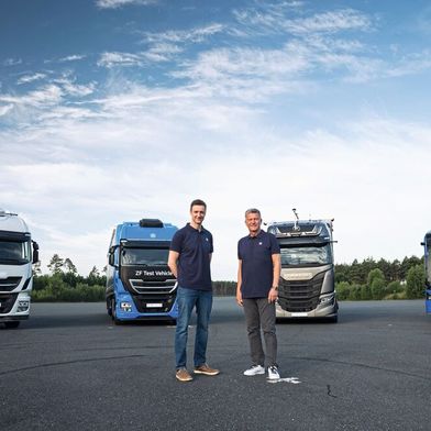 ZF-Vorstand Andreas Moser (rechts) und Ivan Brajdic (links), Entwicklungsleiter Commercial Vehicle Solutions, erklären auf dem Commercial Vehicle Tech Day von ZF, wie Innovationen Mehrwert für Nutzfahrzeugkunden schaffen. (Bild: ZF Group)