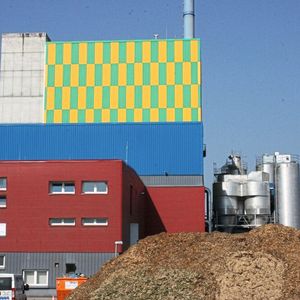 Holzhackschnitzel vor einem Kraftwerk (Bild:  Harald Thorwarth/ Hochschule für Forstwirtschaft Rottenburg)
