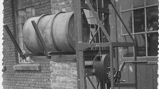 Hebetechnik anno 1949: Eine „Schrot-Leiter“ von Sichelschmidt zum Fasshandling. (Bild: Sichelschmidt)