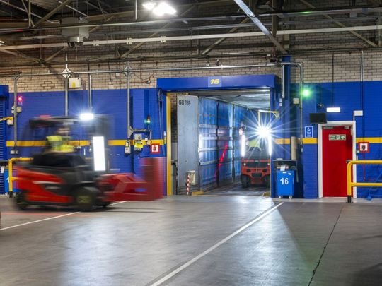 Bei Michelin Tyre PLC birgt besonders das Rückwärts-Ausfahren aus den Containern hohes Gefahrenpotenzial. (Bild:  Linde MH)