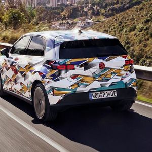 Mit seinen klassischen Kleinwagen-Proportionen dürfte der ID Polo optisch auch bei Elektro-Skeptikern ankommen.(Bild:  VW)