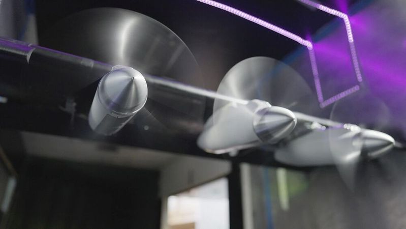 Flugzeuge, an deren Flügel jeweils drei Propeller montiert sind, könnten Kurz- und Mittelstreckenflüge emissionsärmer machen.(Bild:  TU Berlin/Tobias_Rosenberg)