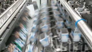 Bei den SIG-Füllmaschinen wird jede Kartonpackung einzeln aufgeformt und am Boden versiegelt. Die oben noch offenen Packungen werden dann über ein Dornrad in die Aseptik- Zone der Füllmaschine geführt. (Bild: SIG)