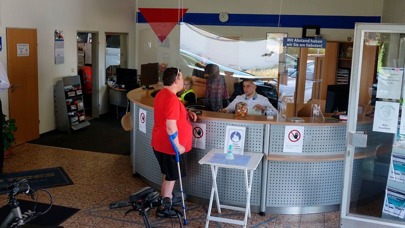 Man kennt sich: Die freie Werkstatt kann sich über einen treuen Kundenstamm freuen, der die  individuelle Betreuung durch die Mitarbeiter schätzt. (Bild: Schreiner/»kfz-betrieb«)