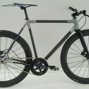 Die Entwickler haben selbst konstruierte, 3D-gedruckte Verbindungsteile aus Aluminium und maschinell gefertigte, leichte Carbon-Rohre kombiniert und mithilfe von Zwei-Komponenten-Kleber aus der Flugzeugindustrie verbunden.(Bild:  Core-Technologie)