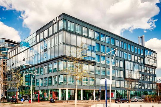 Hinter dieser Fassade haben Forscher herausgefunden, dass der menschliche Eingriff in Logistikprognosen, die von Künstlicher Intelligenz erarbeitet wurden, das Ergebnis oft verschlechtert. Hier verraten sie warum und was man dagegen tun kann. Hinter dieser Fassade haben Forscher herausgefunden, dass der menschliche Eingriff in Logistikprognosen, die von Künstlicher Intelligenz erarbeitet wurden, das Ergebnis oft verschlechtert. Hier verraten sie warum und was man dagegen tun kann.